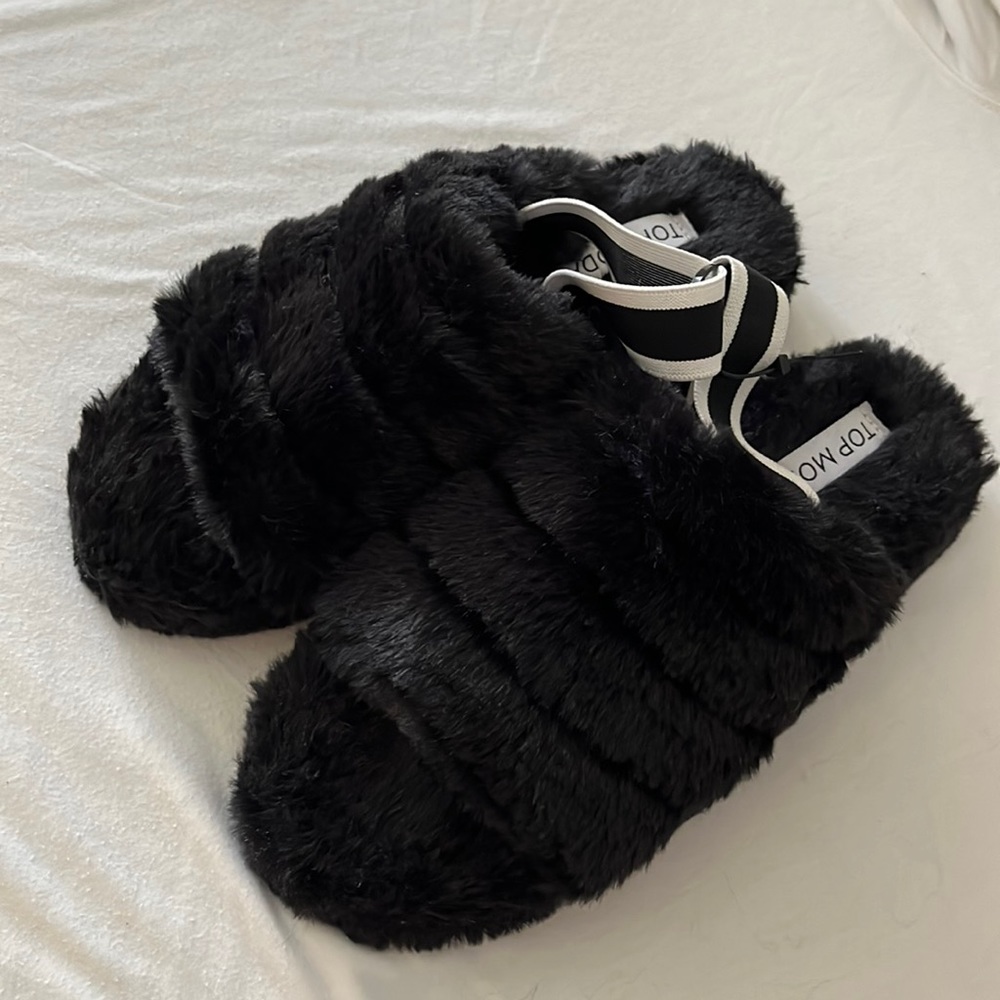 Black sandals size 7